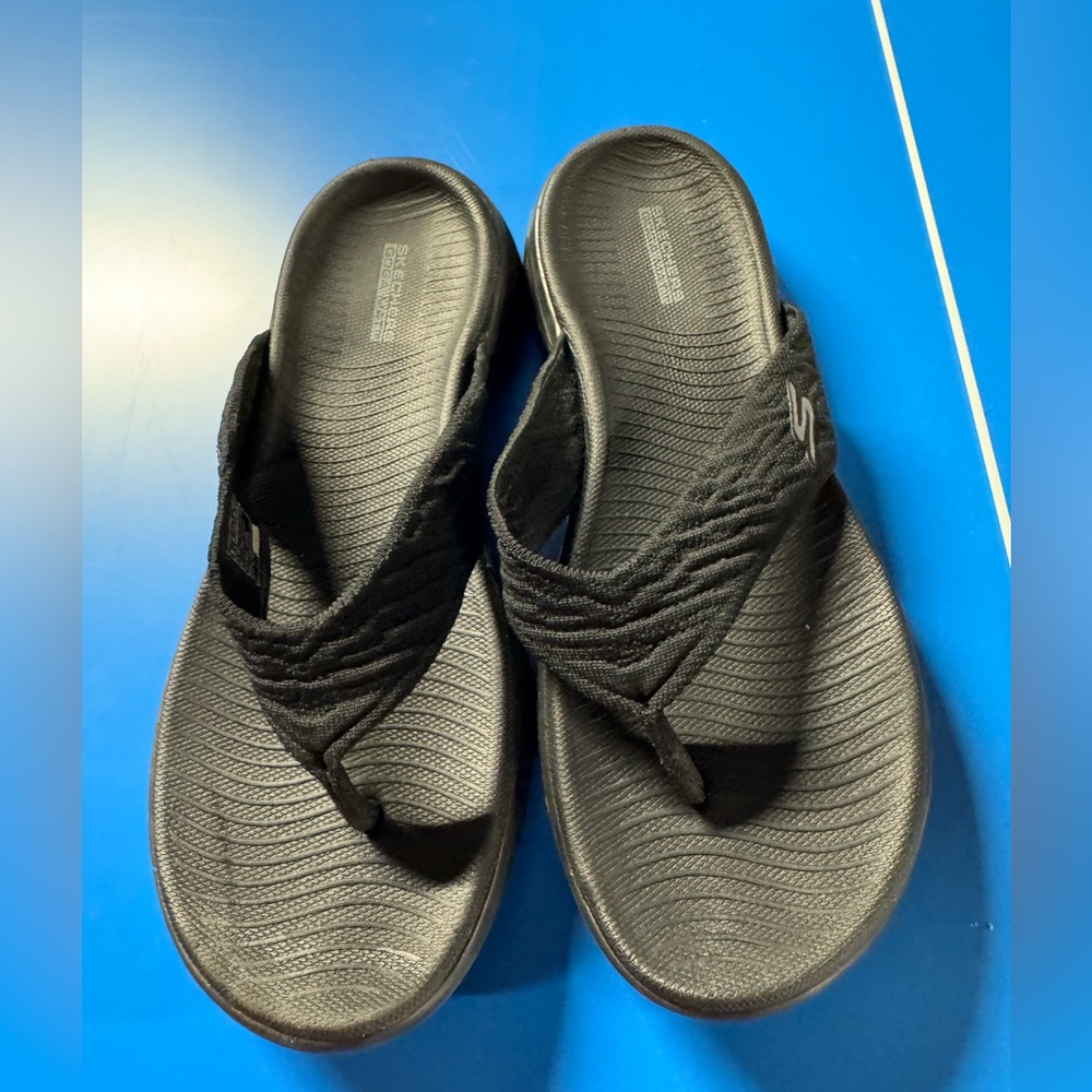Skechers flip flops